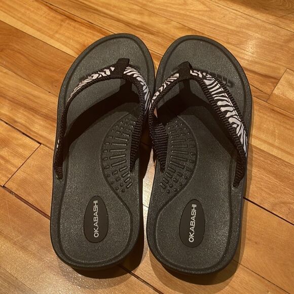 Okabashi black woven zebra thong strap sandals. Large. New. - Picture 3 of 5